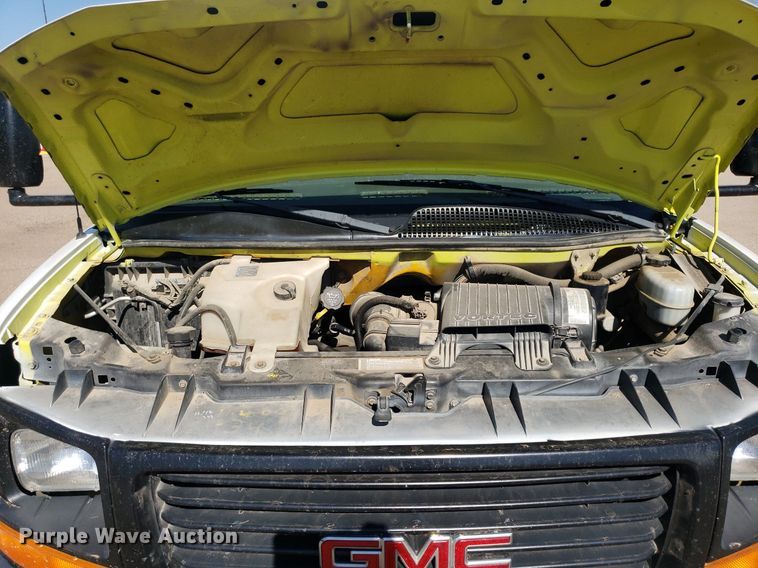 image for item LT9688 2005 GMC Savana G3500  box truck