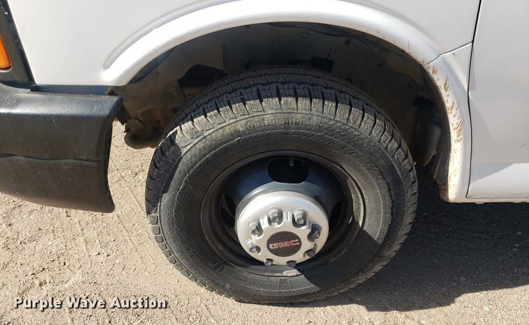 image for item LT9688 2005 GMC Savana G3500  box truck