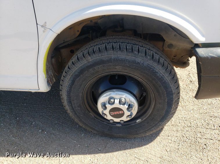 image for item LT9688 2005 GMC Savana G3500  box truck