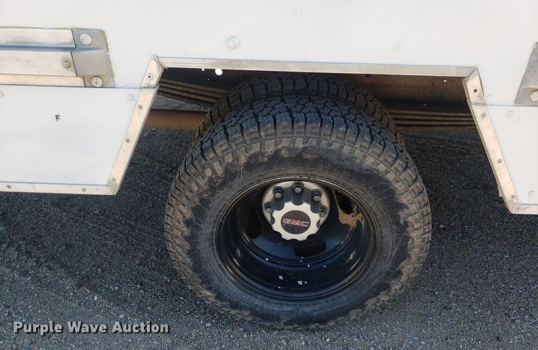 image for item LT9688 2005 GMC Savana G3500  box truck