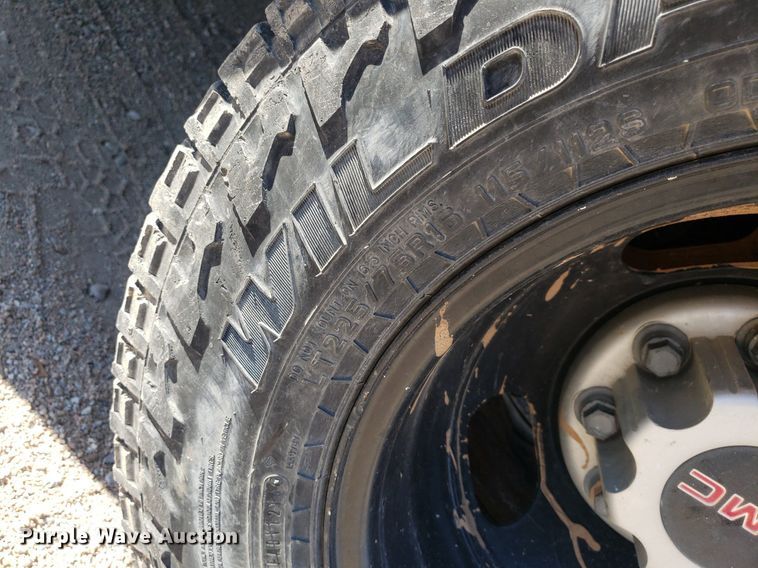 image for item LT9688 2005 GMC Savana G3500  box truck