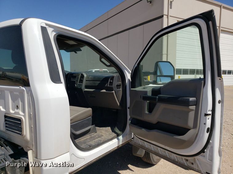 image for item LT9696 2017 Ford F550 Super Duty  truck cab and chassis