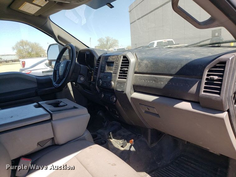 image for item LT9696 2017 Ford F550 Super Duty  truck cab and chassis