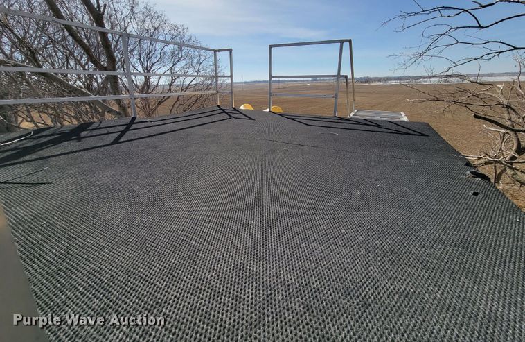 image for item LV9487 2002 Bass Unlimited Inc  boat