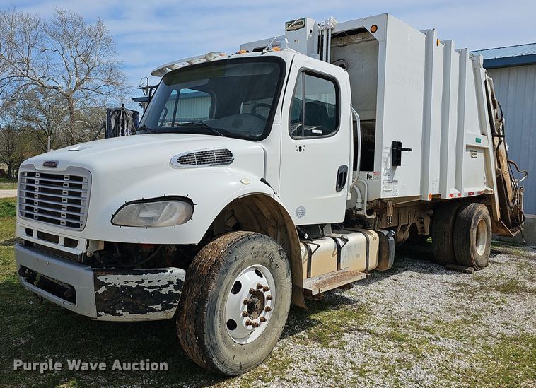 image for item MB9943 2015 Freightliner Business Class M2  refuse truck