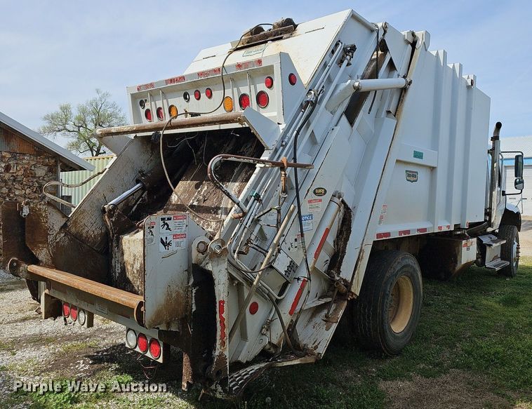 image for item MB9943 2015 Freightliner Business Class M2  refuse truck