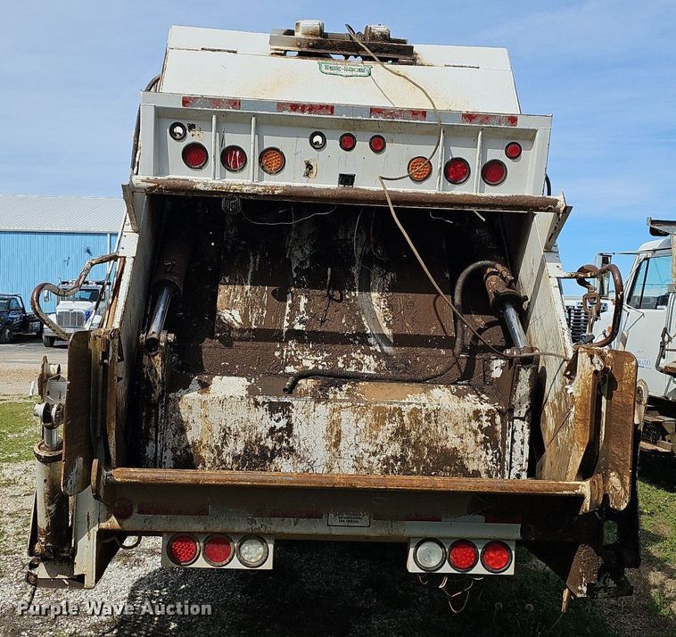 image for item MB9943 2015 Freightliner Business Class M2  refuse truck