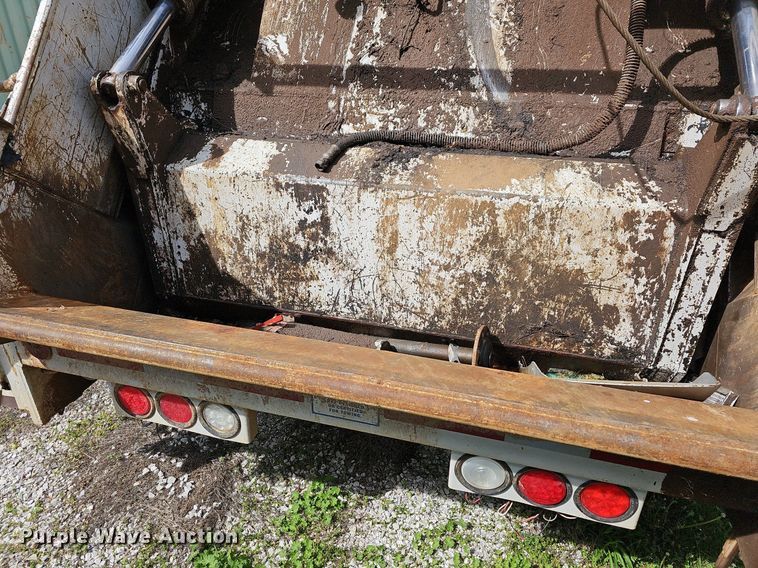 image for item MB9943 2015 Freightliner Business Class M2  refuse truck