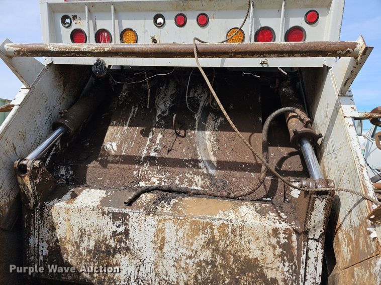 image for item MB9943 2015 Freightliner Business Class M2  refuse truck