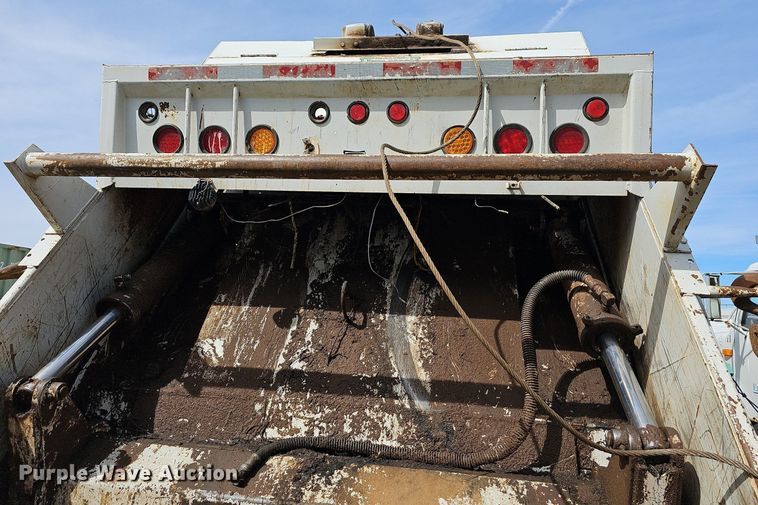 image for item MB9943 2015 Freightliner Business Class M2  refuse truck