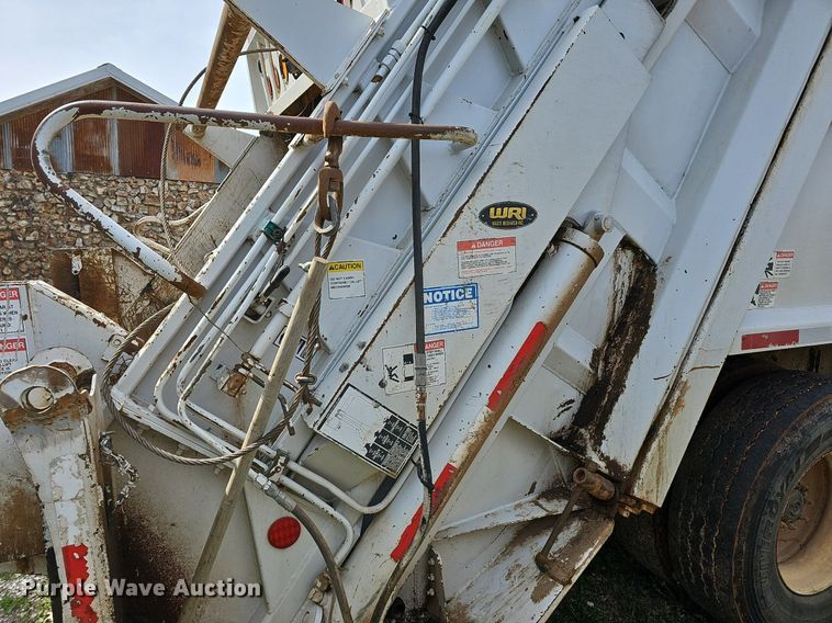 image for item MB9943 2015 Freightliner Business Class M2  refuse truck