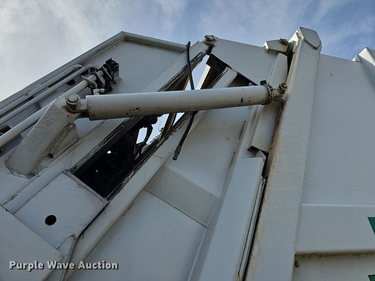 image for item MB9943 2015 Freightliner Business Class M2  refuse truck