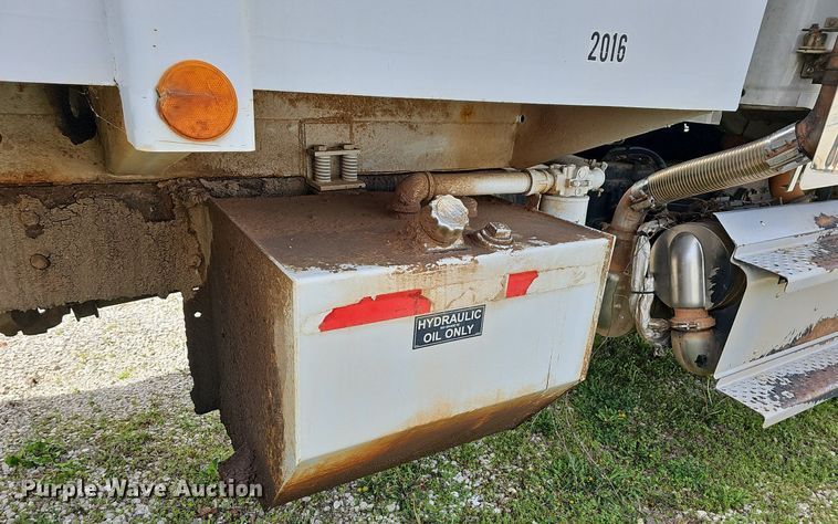 image for item MB9943 2015 Freightliner Business Class M2  refuse truck