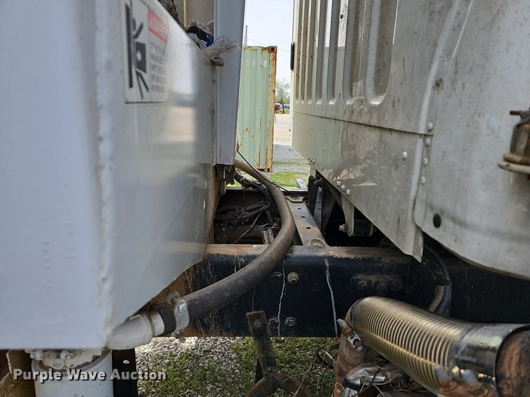 image for item MB9943 2015 Freightliner Business Class M2  refuse truck