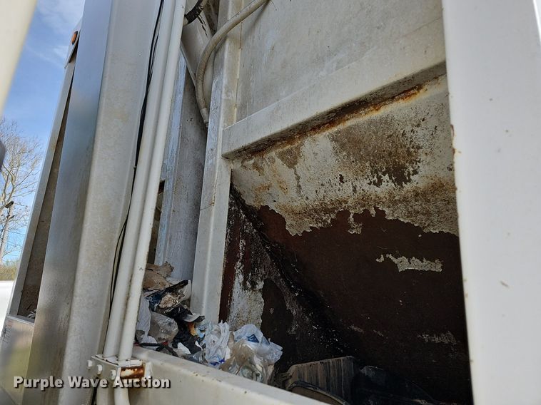 image for item MB9943 2015 Freightliner Business Class M2  refuse truck