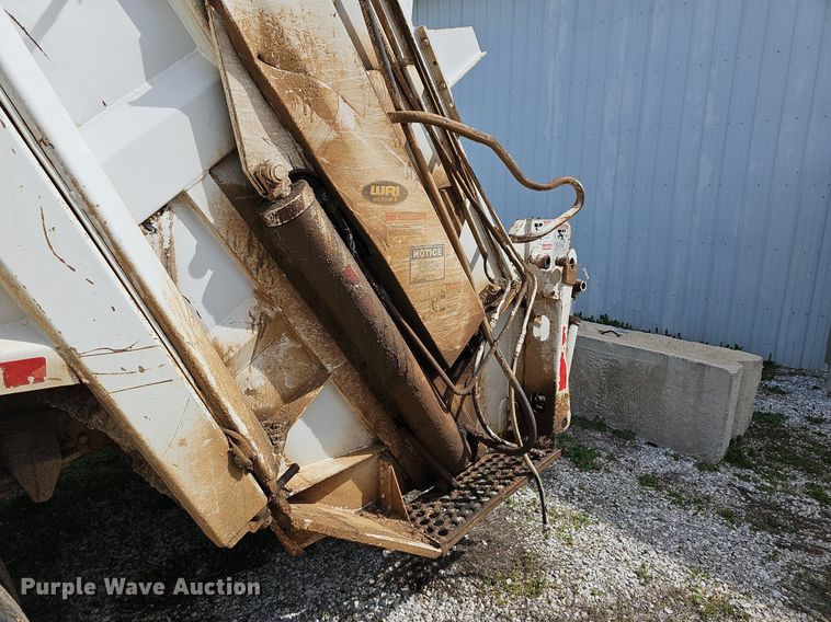 image for item MB9943 2015 Freightliner Business Class M2  refuse truck