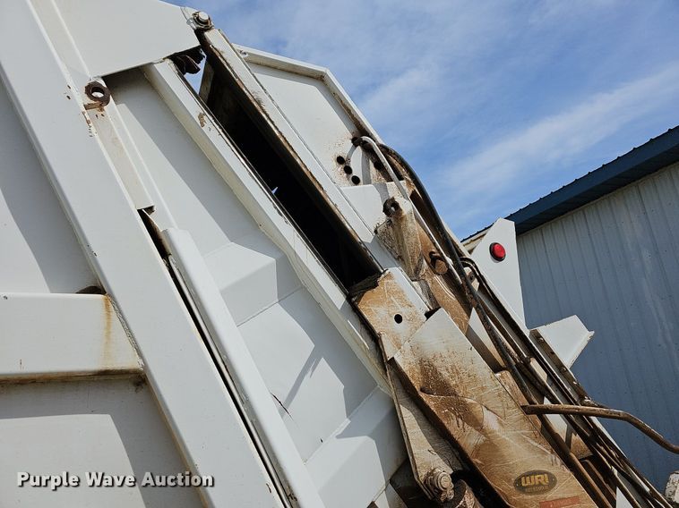 image for item MB9943 2015 Freightliner Business Class M2  refuse truck