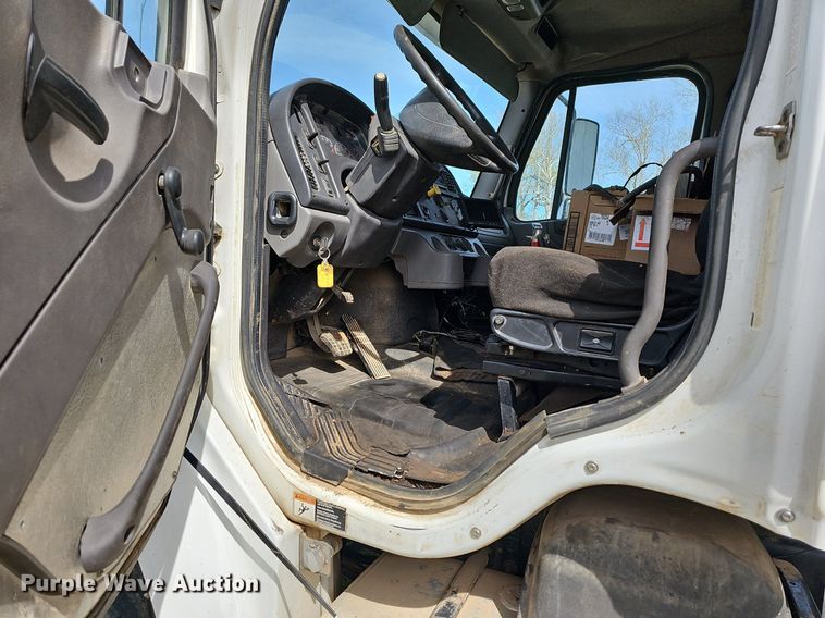 image for item MB9943 2015 Freightliner Business Class M2  refuse truck