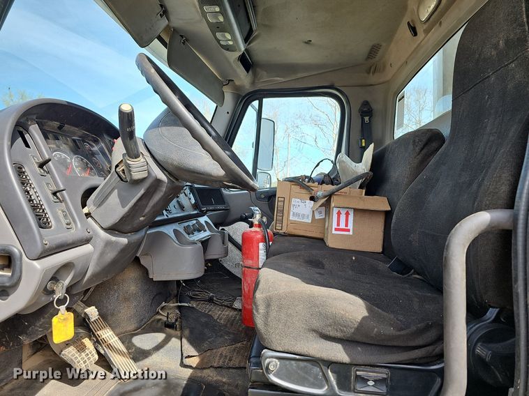 image for item MB9943 2015 Freightliner Business Class M2  refuse truck