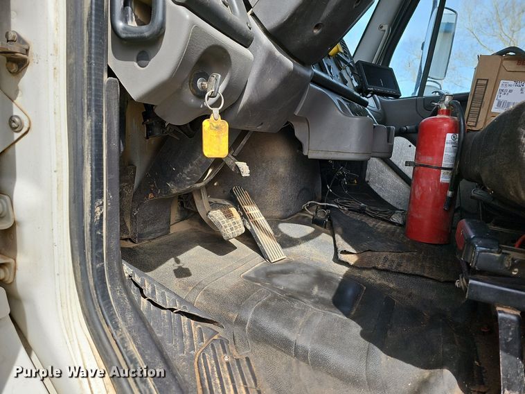 image for item MB9943 2015 Freightliner Business Class M2  refuse truck