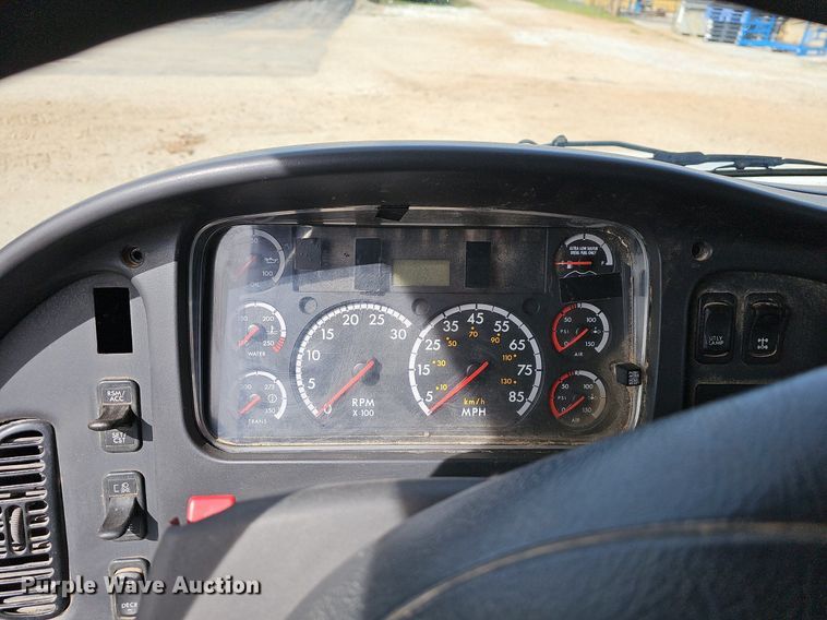 image for item MB9943 2015 Freightliner Business Class M2  refuse truck