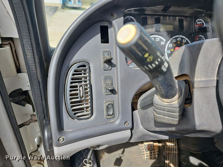 image for item MB9943 2015 Freightliner Business Class M2  refuse truck