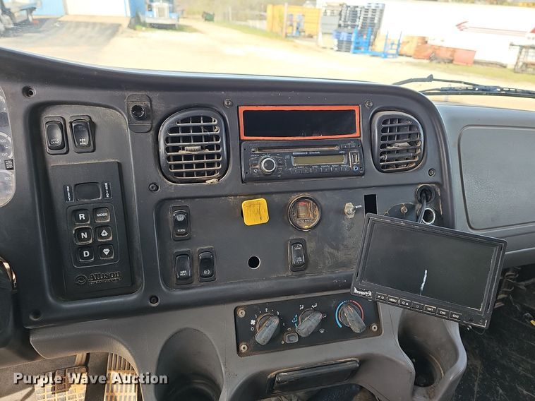 image for item MB9943 2015 Freightliner Business Class M2  refuse truck