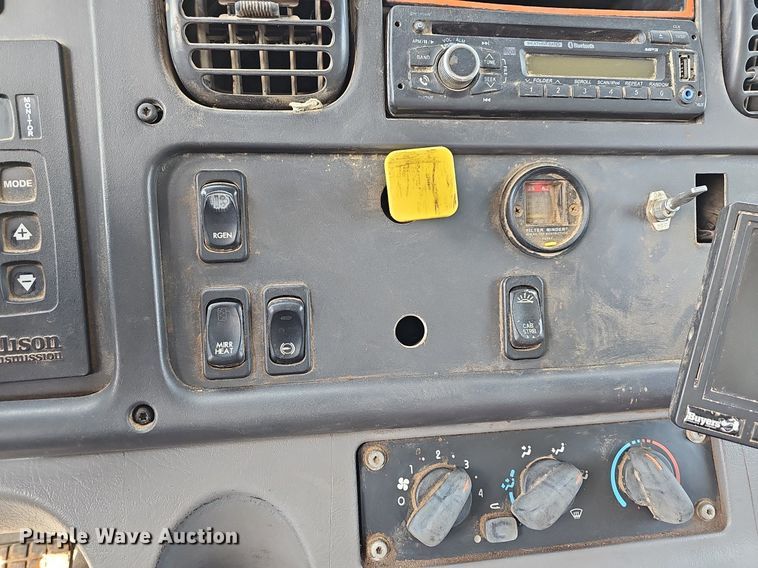 image for item MB9943 2015 Freightliner Business Class M2  refuse truck