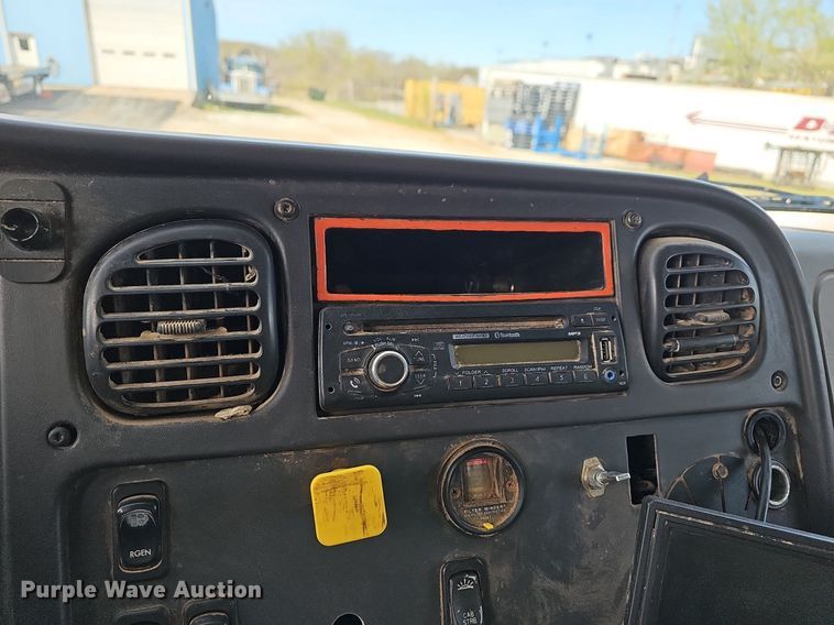 image for item MB9943 2015 Freightliner Business Class M2  refuse truck