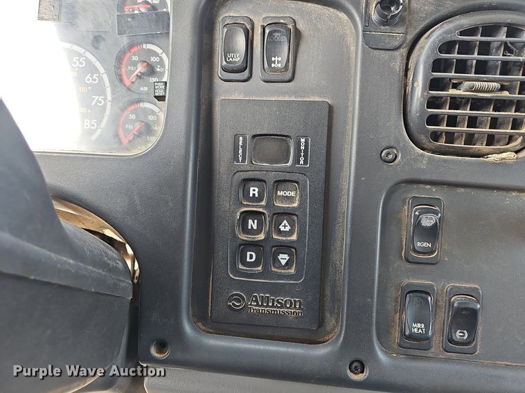 image for item MB9943 2015 Freightliner Business Class M2  refuse truck