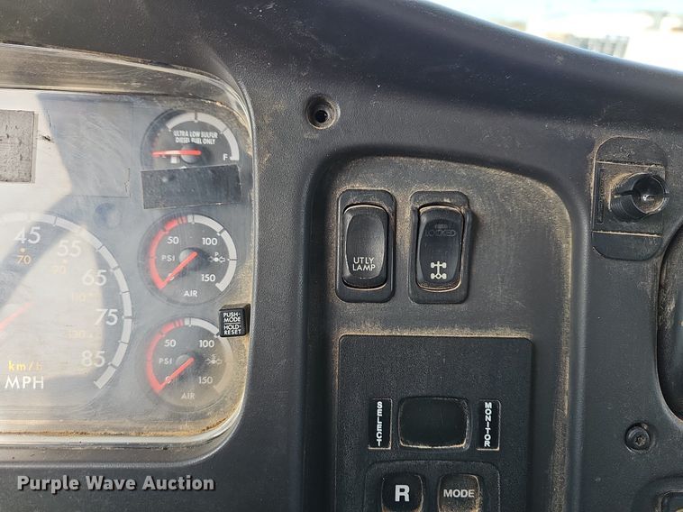 image for item MB9943 2015 Freightliner Business Class M2  refuse truck