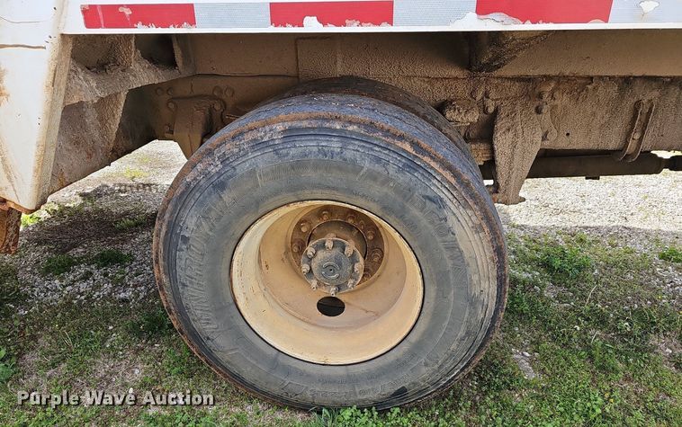 image for item MB9943 2015 Freightliner Business Class M2  refuse truck