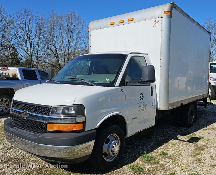 image for item MB9954 2006 Chevrolet Express 3500  box truck