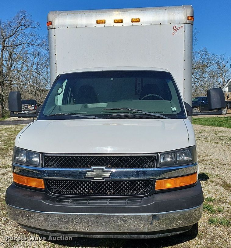 image for item MB9954 2006 Chevrolet Express 3500  box truck