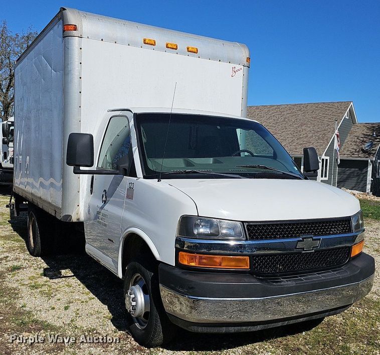 image for item MB9954 2006 Chevrolet Express 3500  box truck