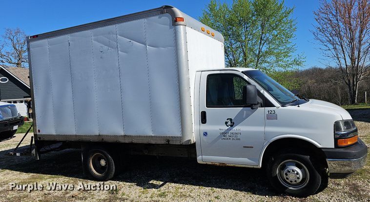 image for item MB9954 2006 Chevrolet Express 3500  box truck