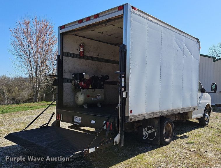 image for item MB9954 2006 Chevrolet Express 3500  box truck
