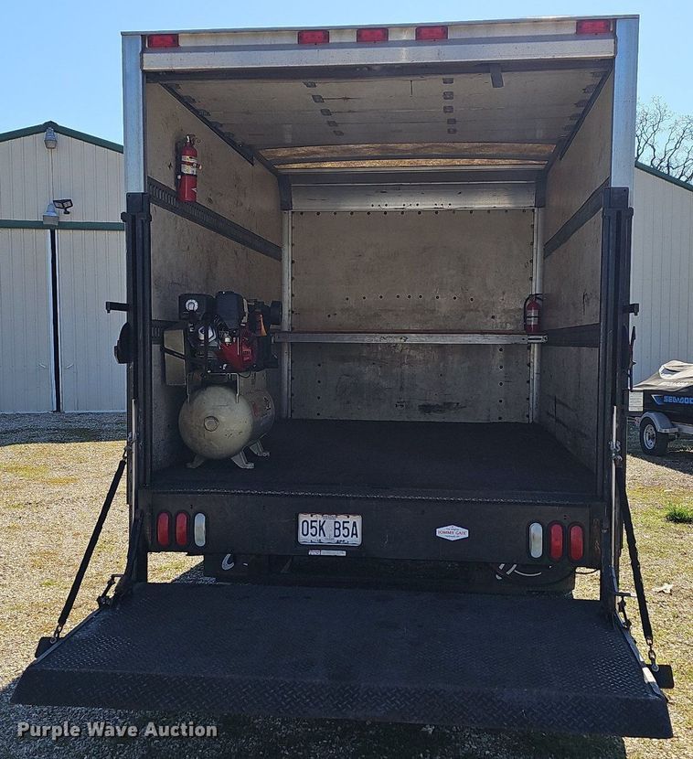 image for item MB9954 2006 Chevrolet Express 3500  box truck