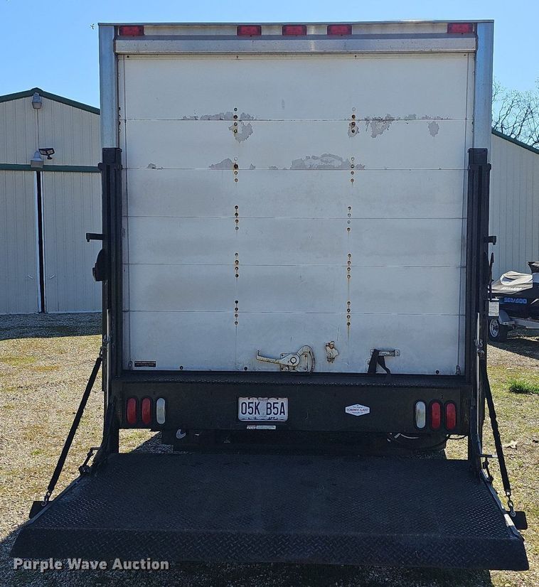 image for item MB9954 2006 Chevrolet Express 3500  box truck