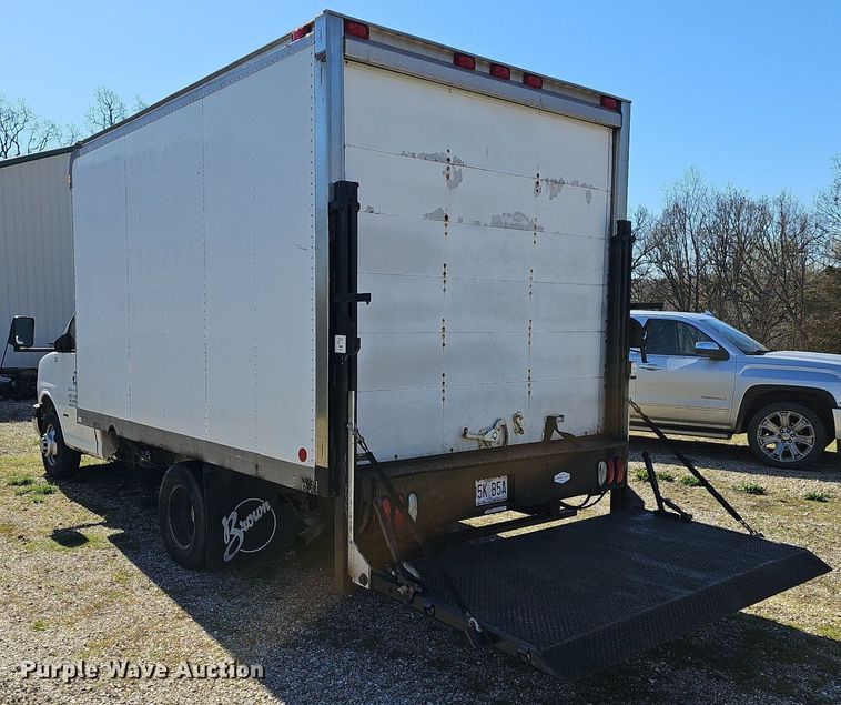 image for item MB9954 2006 Chevrolet Express 3500  box truck