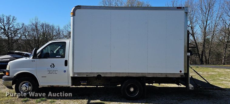 image for item MB9954 2006 Chevrolet Express 3500  box truck