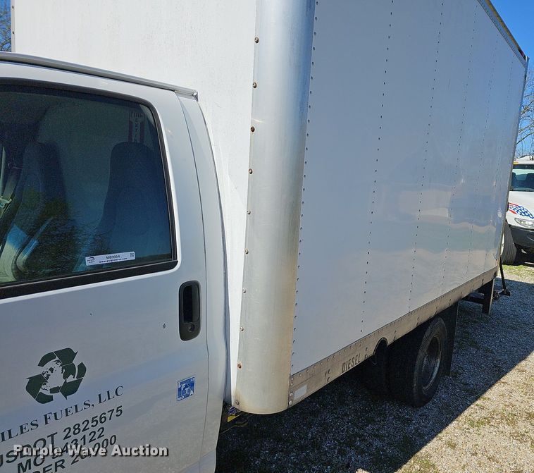 image for item MB9954 2006 Chevrolet Express 3500  box truck
