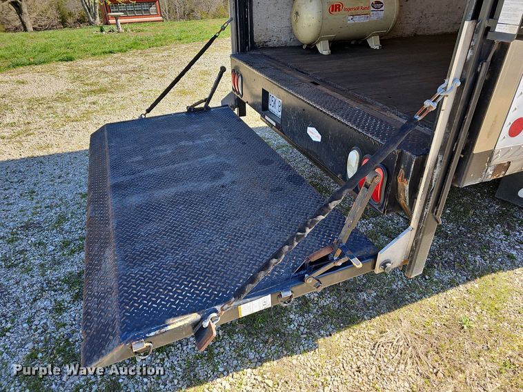 image for item MB9954 2006 Chevrolet Express 3500  box truck