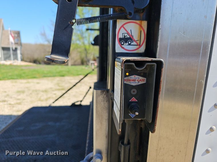 image for item MB9954 2006 Chevrolet Express 3500  box truck