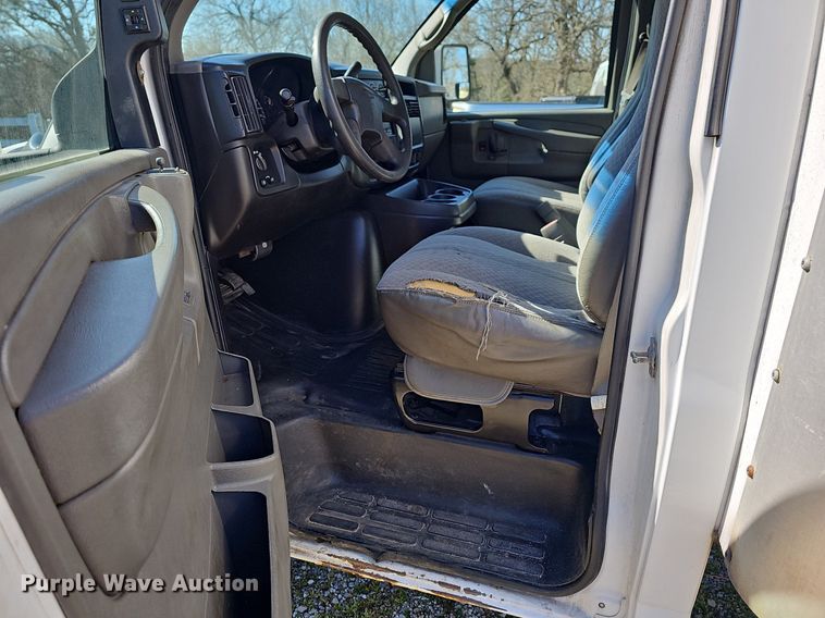 image for item MB9954 2006 Chevrolet Express 3500  box truck