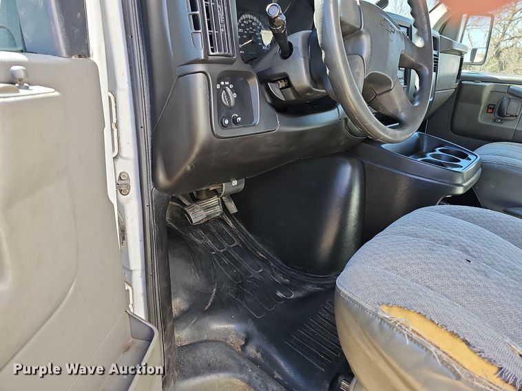 image for item MB9954 2006 Chevrolet Express 3500  box truck