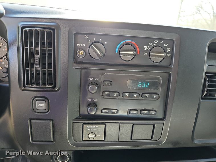 image for item MB9954 2006 Chevrolet Express 3500  box truck