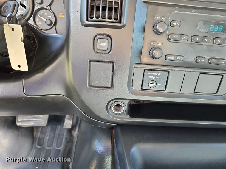 image for item MB9954 2006 Chevrolet Express 3500  box truck