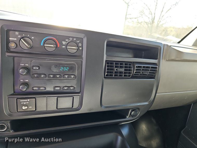 image for item MB9954 2006 Chevrolet Express 3500  box truck