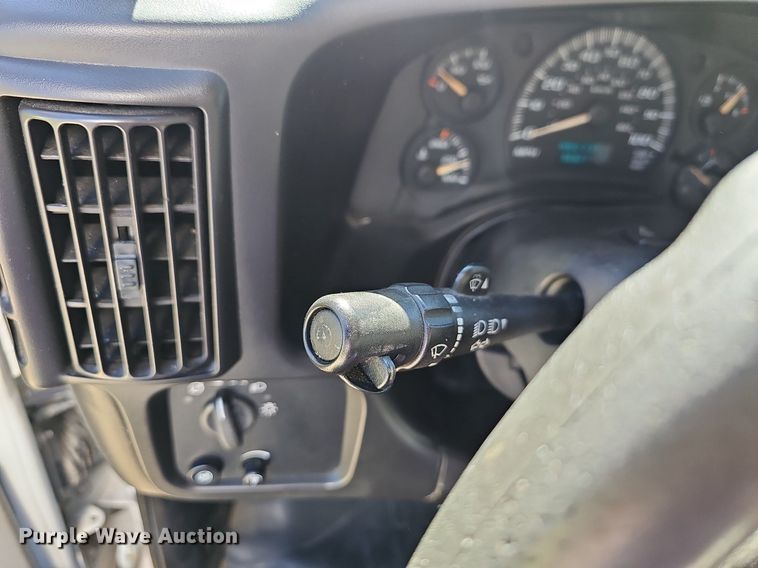 image for item MB9954 2006 Chevrolet Express 3500  box truck